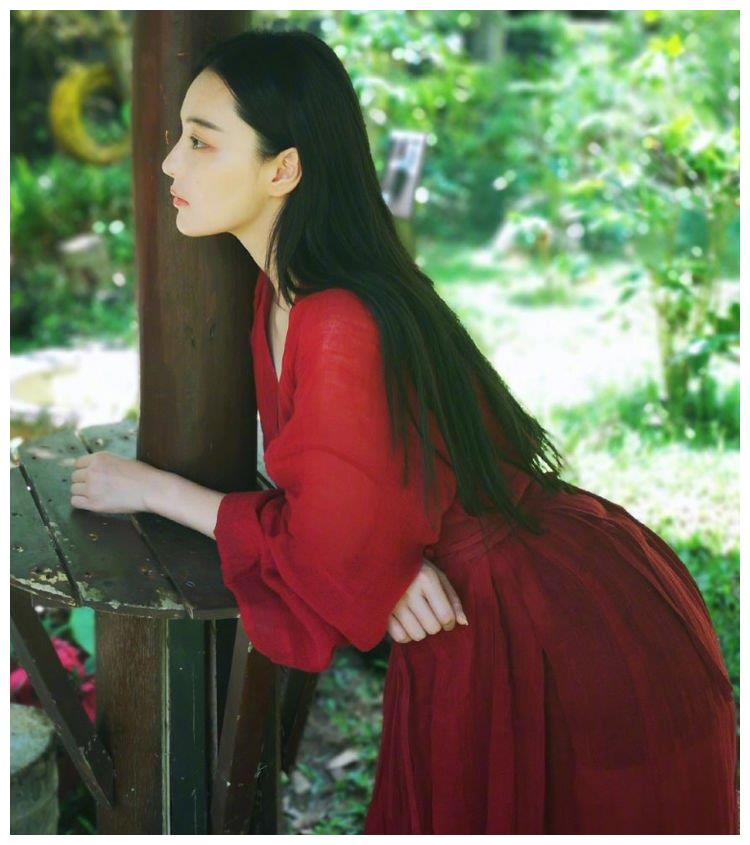 张馨予身穿一袭红色长裙上演古代侠女英气十足