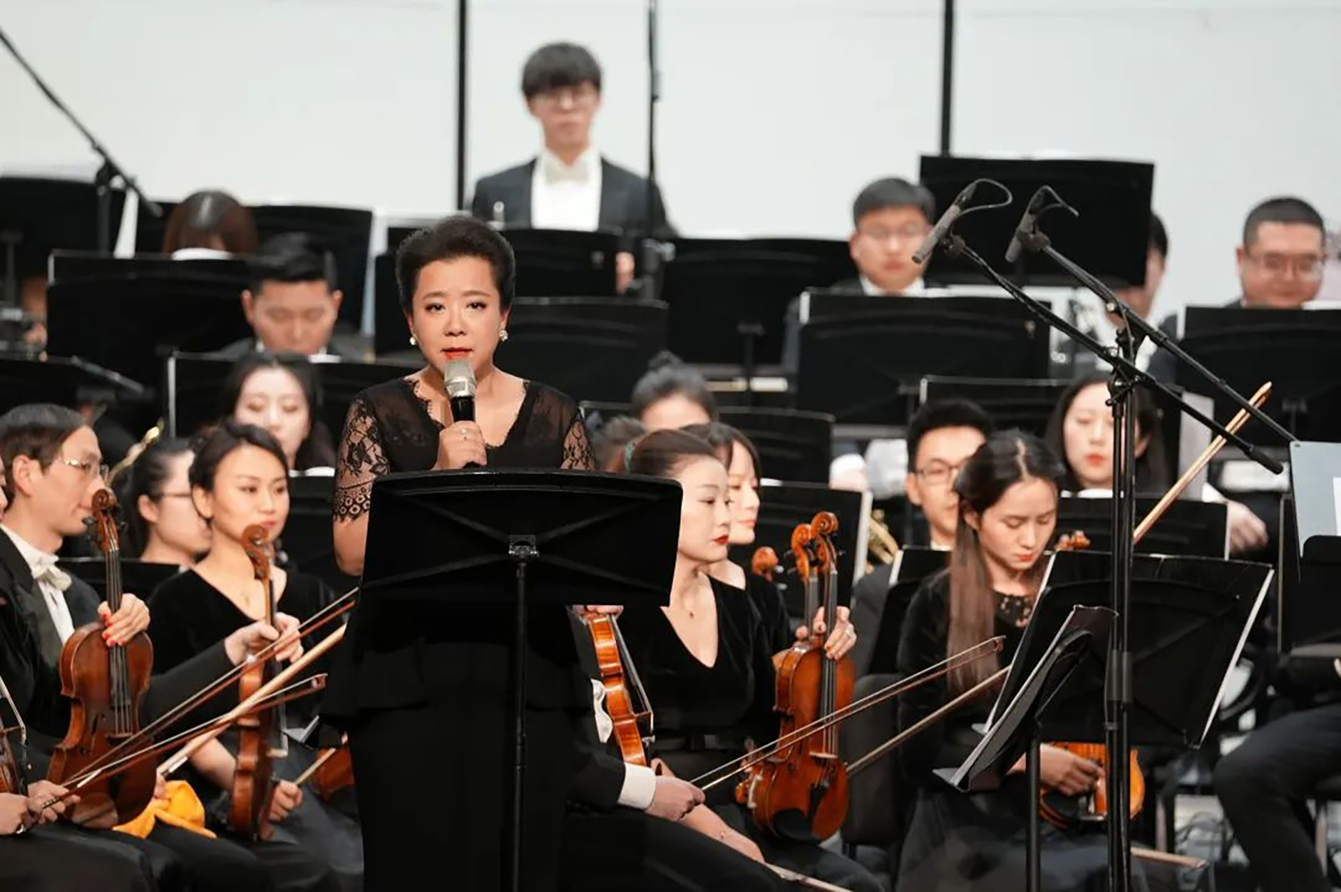 交响童话卖火柴的小女孩作曲黄安伦讲述周婕指挥张艺