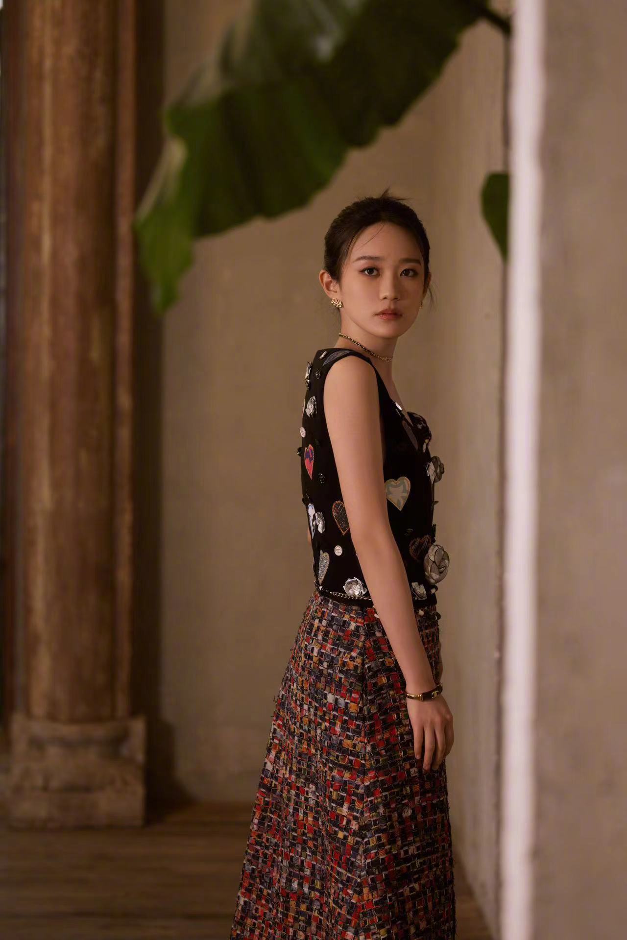 黄尧身穿CHANEL2023“香奈儿-达喀尔”高级手工坊系列__财经头条