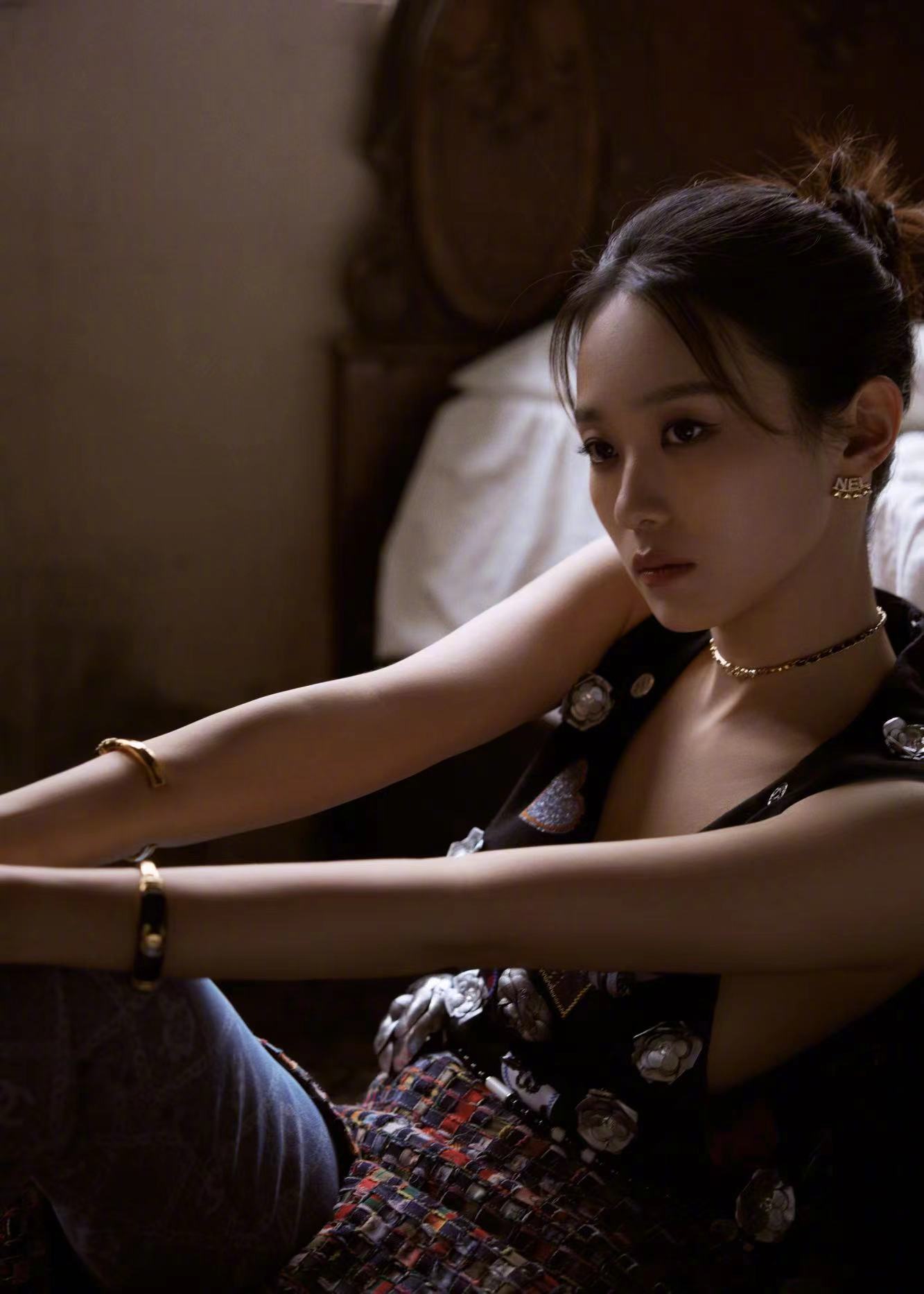 黄尧身穿CHANEL2023“香奈儿-达喀尔”高级手工坊系列__财经头条