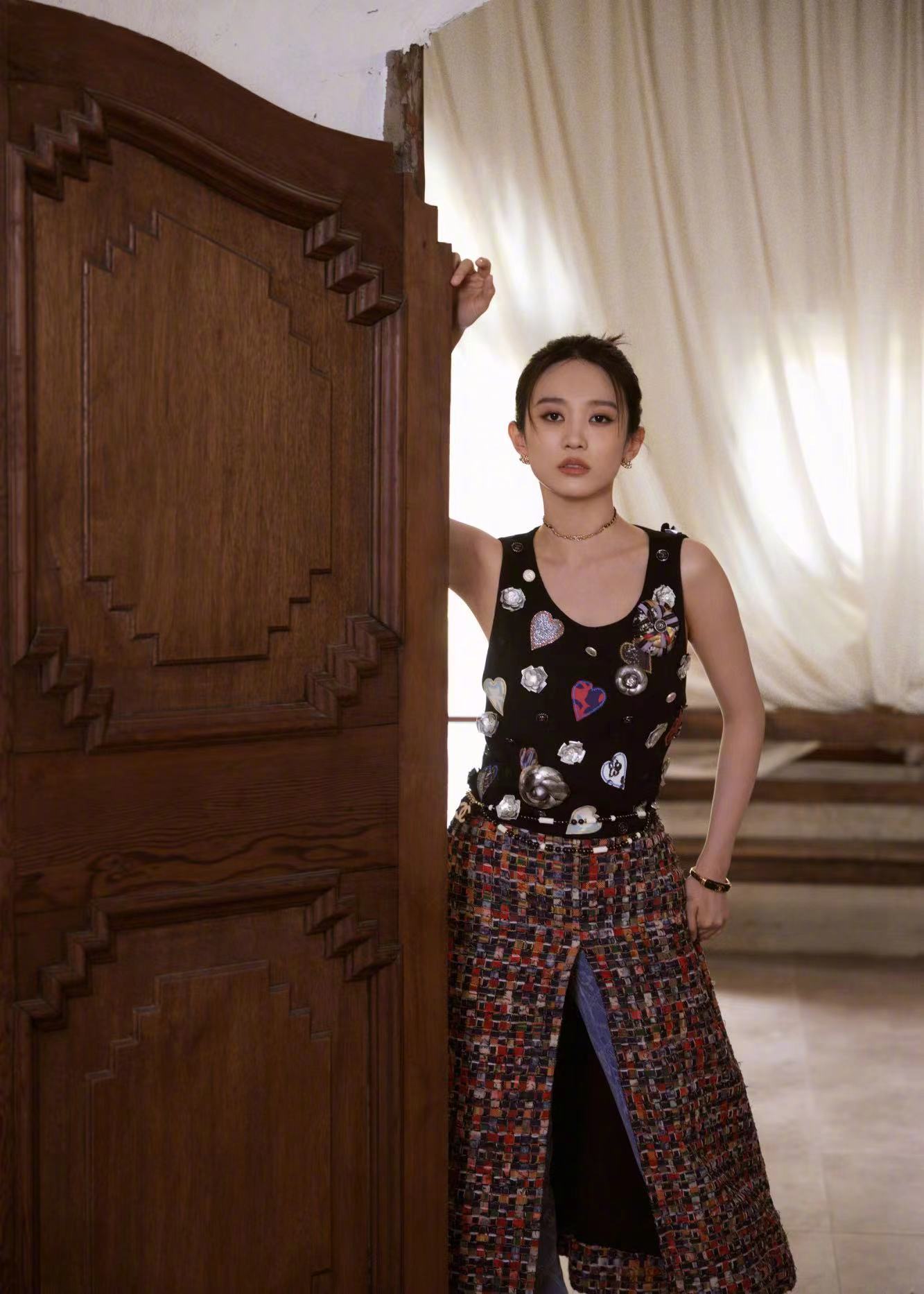 黄尧身穿CHANEL2023“香奈儿-达喀尔”高级手工坊系列__财经头条