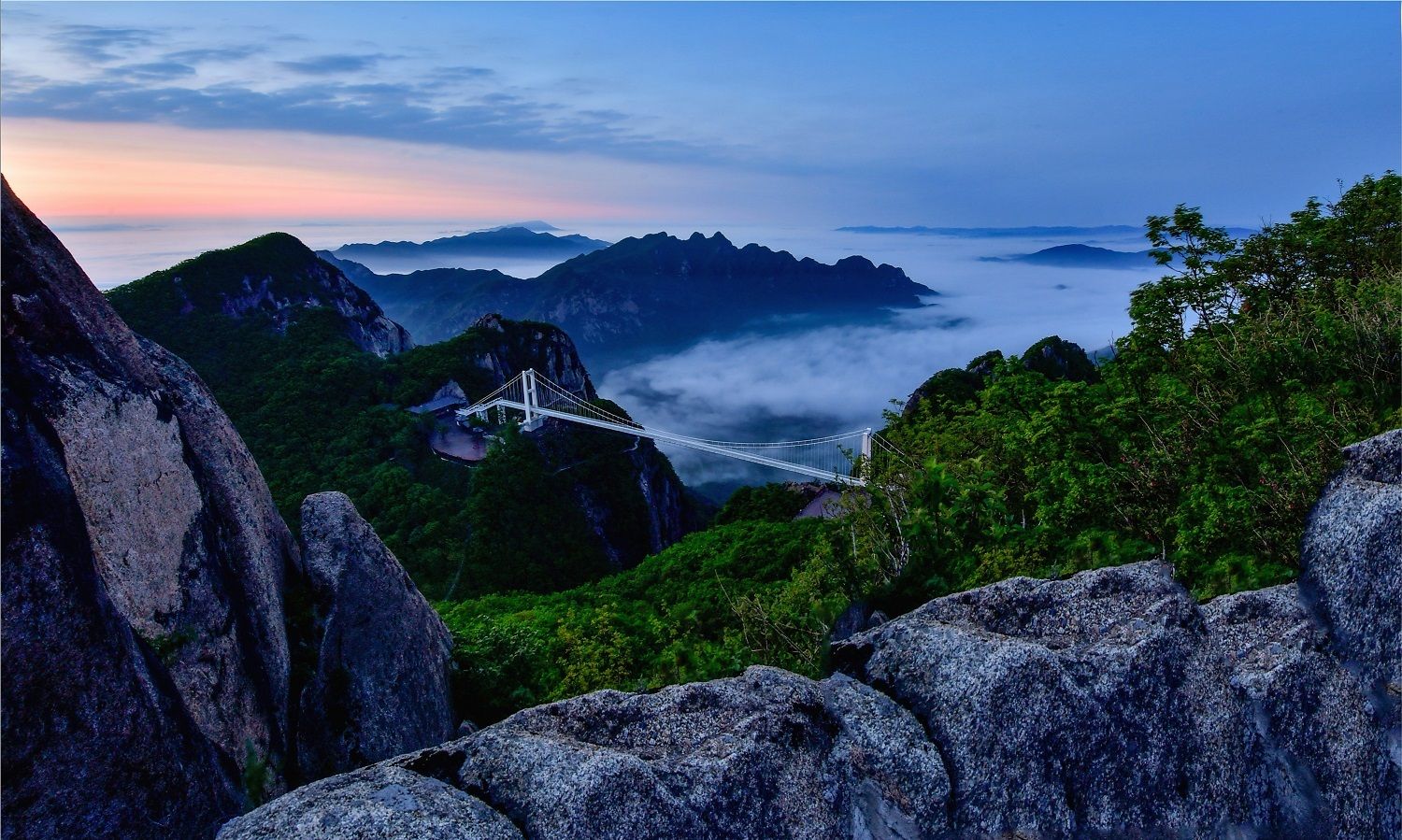 辽宁丹东凤凰山朝霞灿成绮 青山偎云海