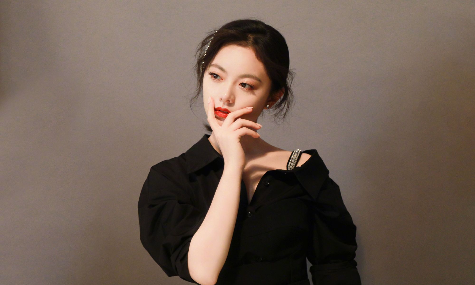 赵今麦红唇御姐妆,黑发红唇,明眸皓齿,跟乖巧少女系不一样的美