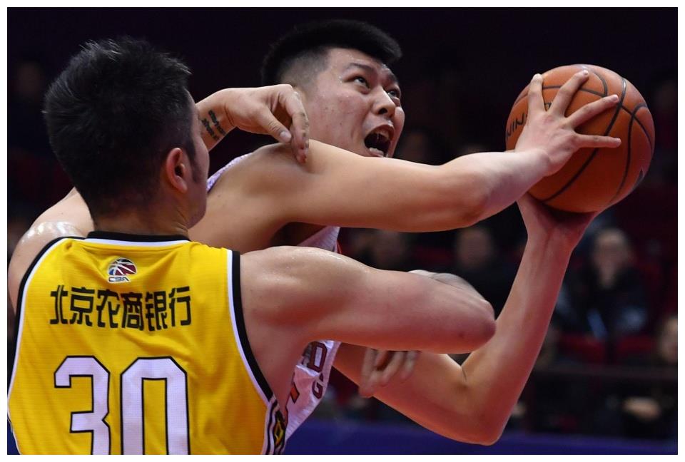 加强版卫猛?辽篮训练朱荣振连续扣篮,杨鸣给出的评价耐人寻味