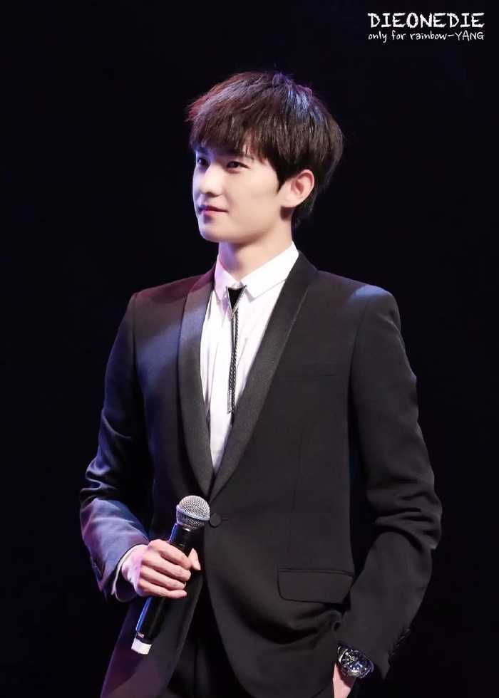 当娱乐圈男演员都穿上黑色的绅士西装时,哪一款是你的菜?