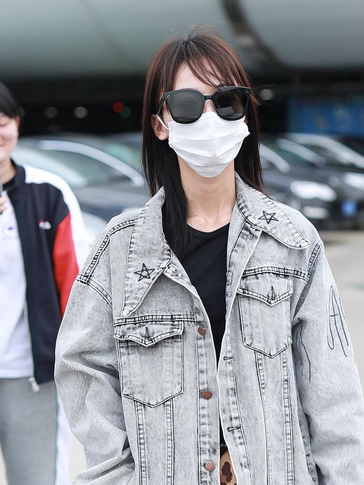 吴谨言随性又自然穿灰白色牛仔外套配黑色t恤清新好帅气