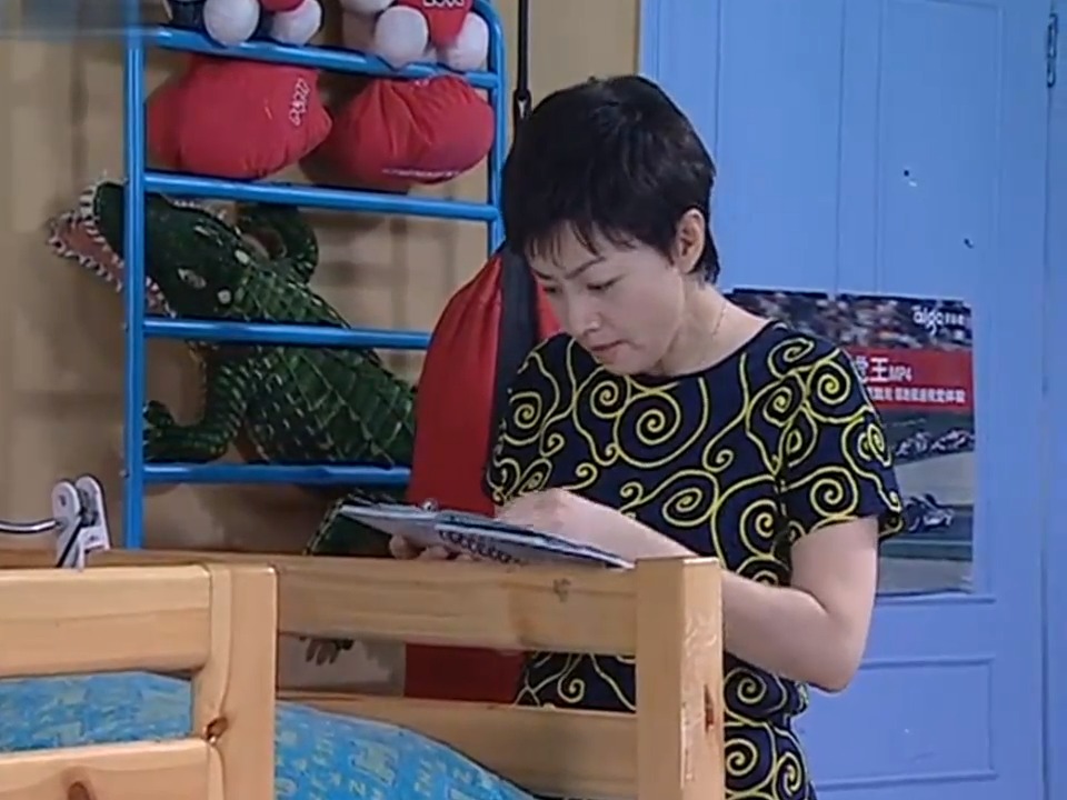 家有儿女刘梅为了掌握小雨近期动向竟偷偷翻他的日记本