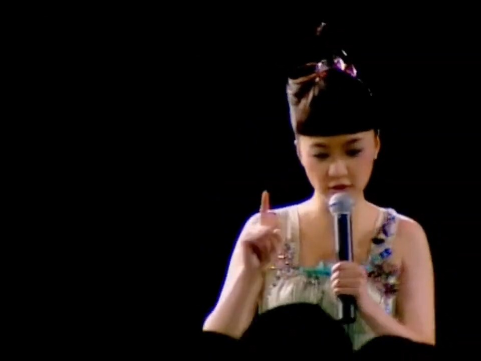 陈慧娴《夜半轻私语》演绎歌神名曲得心应手，还与歌迷热情互动