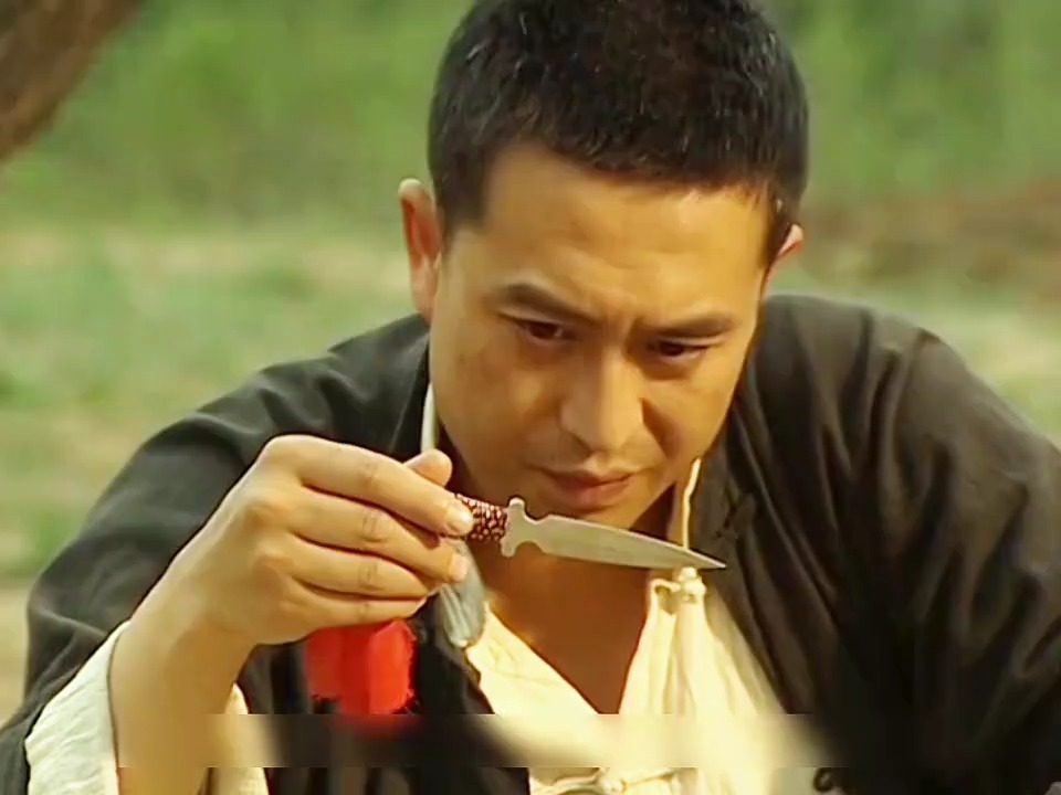 鬼子女奸细只是打了个水漂，却因此暴露了身份