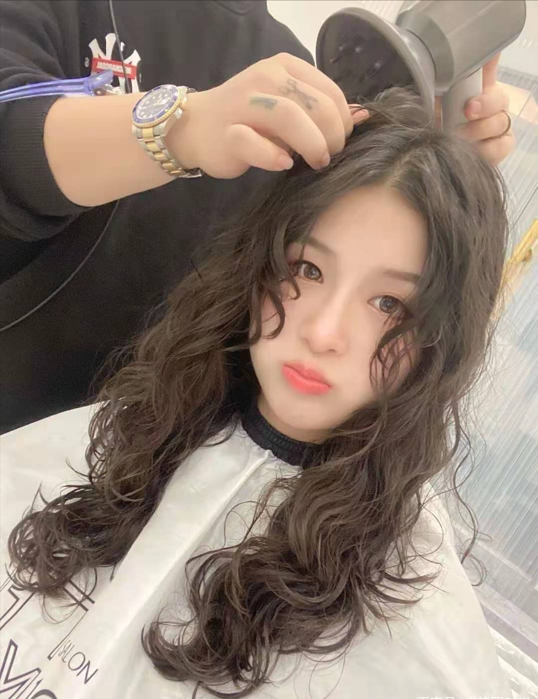 烫了头发后干枯毛躁该如何打理简单实用的方法让卷发更有弹性