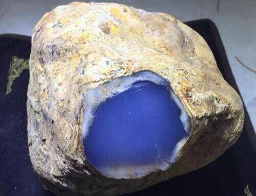 小伙河边捡到蓝色奇石,带回家切开后,真相让你大吃一惊