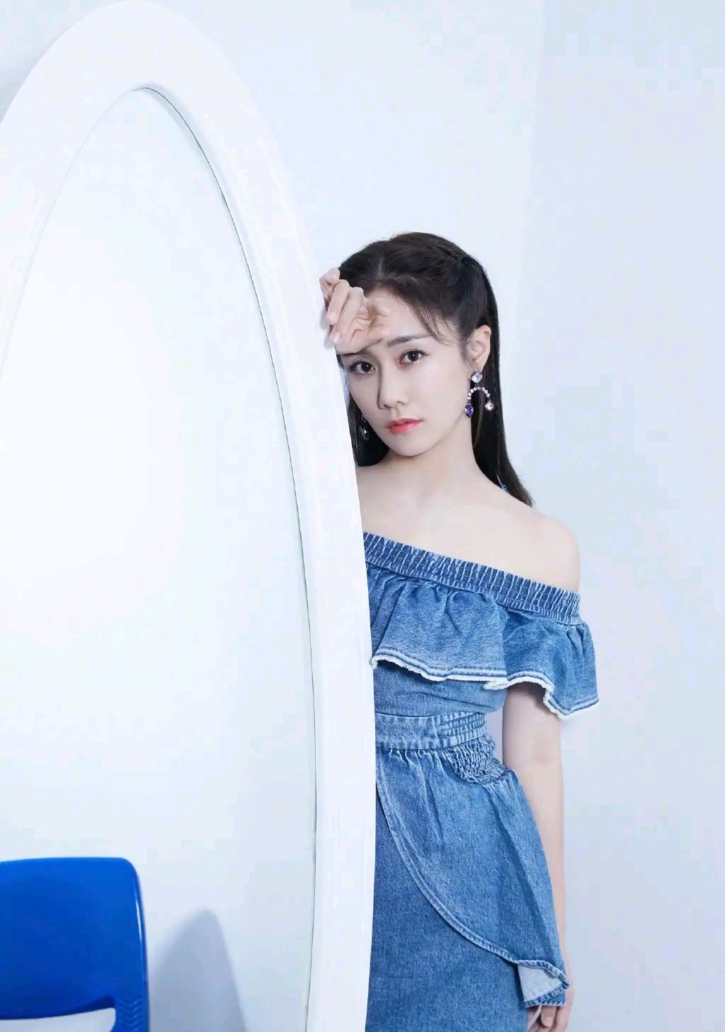 露肩牛仔裙美丽时尚的刘芸