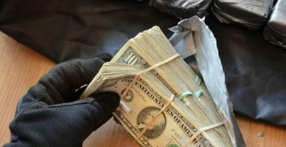 他数了一下,这七捆钱加起来大概有50万美金,到底前任车主做了什么事要