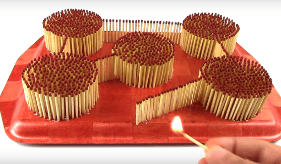 男子用火柴拼出"火柴骨牌"后点燃, 点火后的画面美的让人窒息!