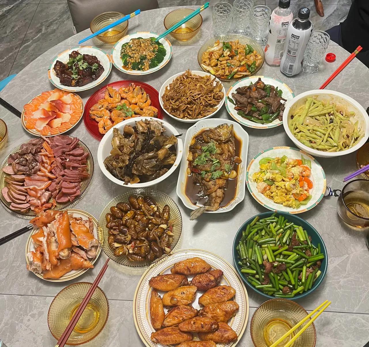 春天网友带女朋友回家晒家宴家家丰盛又美味最后一桌最豪华