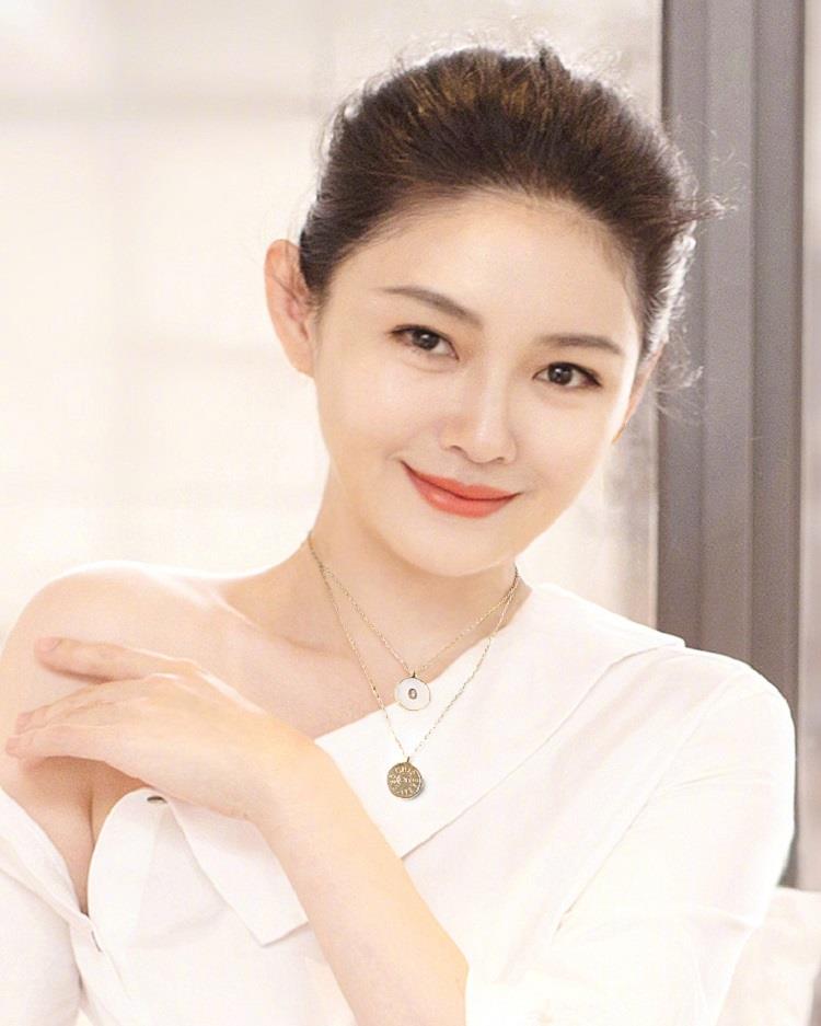 久未现身的大s,这是瘦身成功了?穿大码长裙也难挡纤细的身材