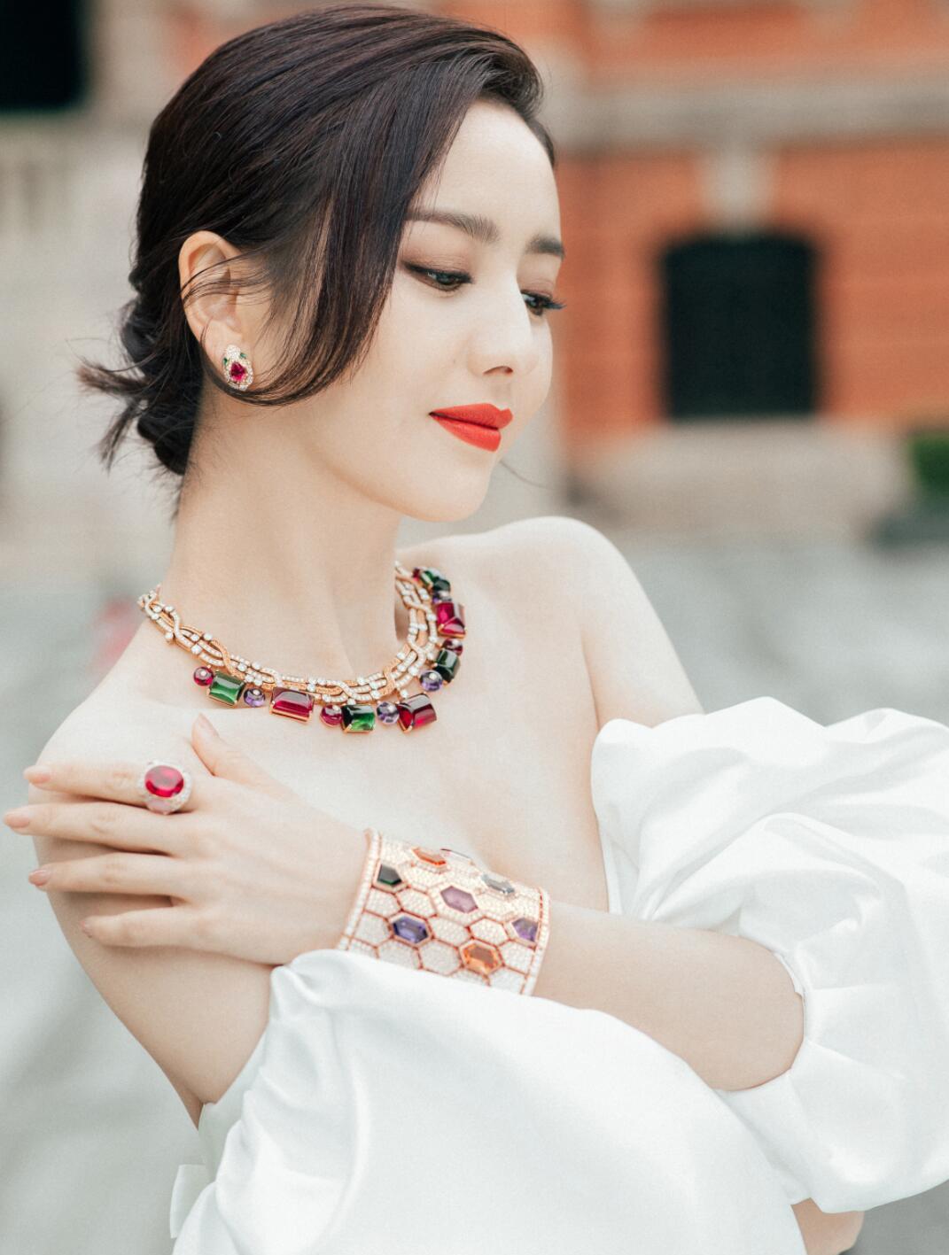 薇娅最美瞬间长相挺英气的这身段也够婀娜穿搭简约却有魅力