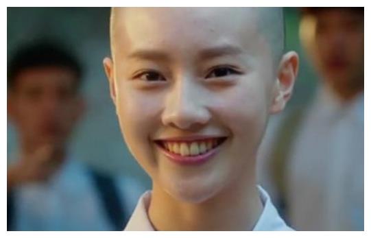 女星剧中的光头造型，前3个都靠化妆，唯独她真的把长发剃光了__财经头条