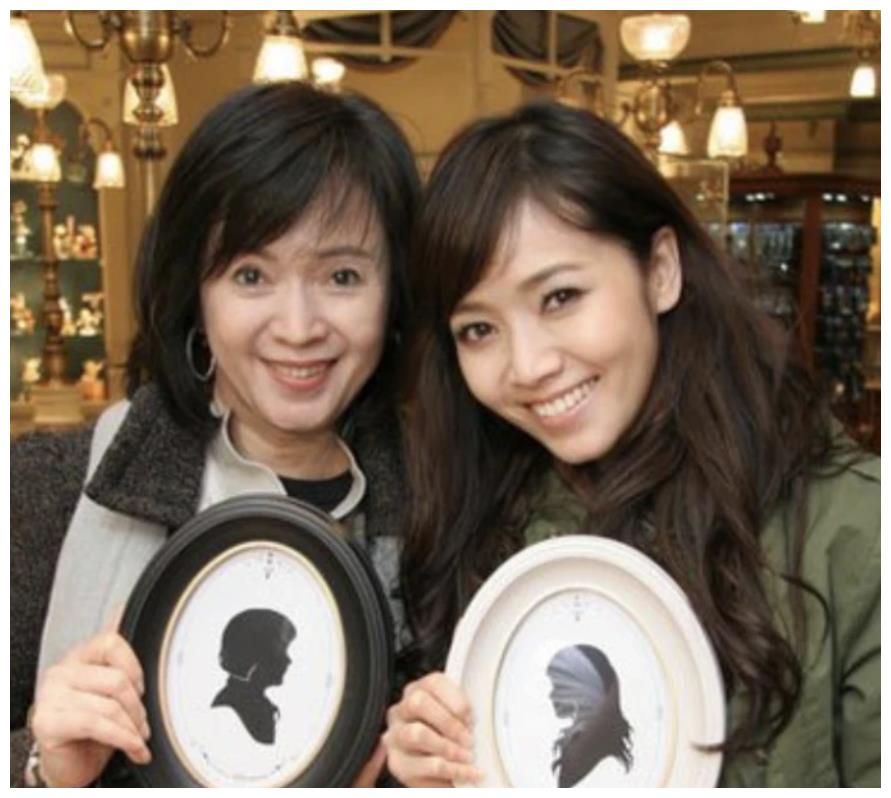 婆婆和妈妈官宣图引热议,但谁注意到侯佩岑家的动作?