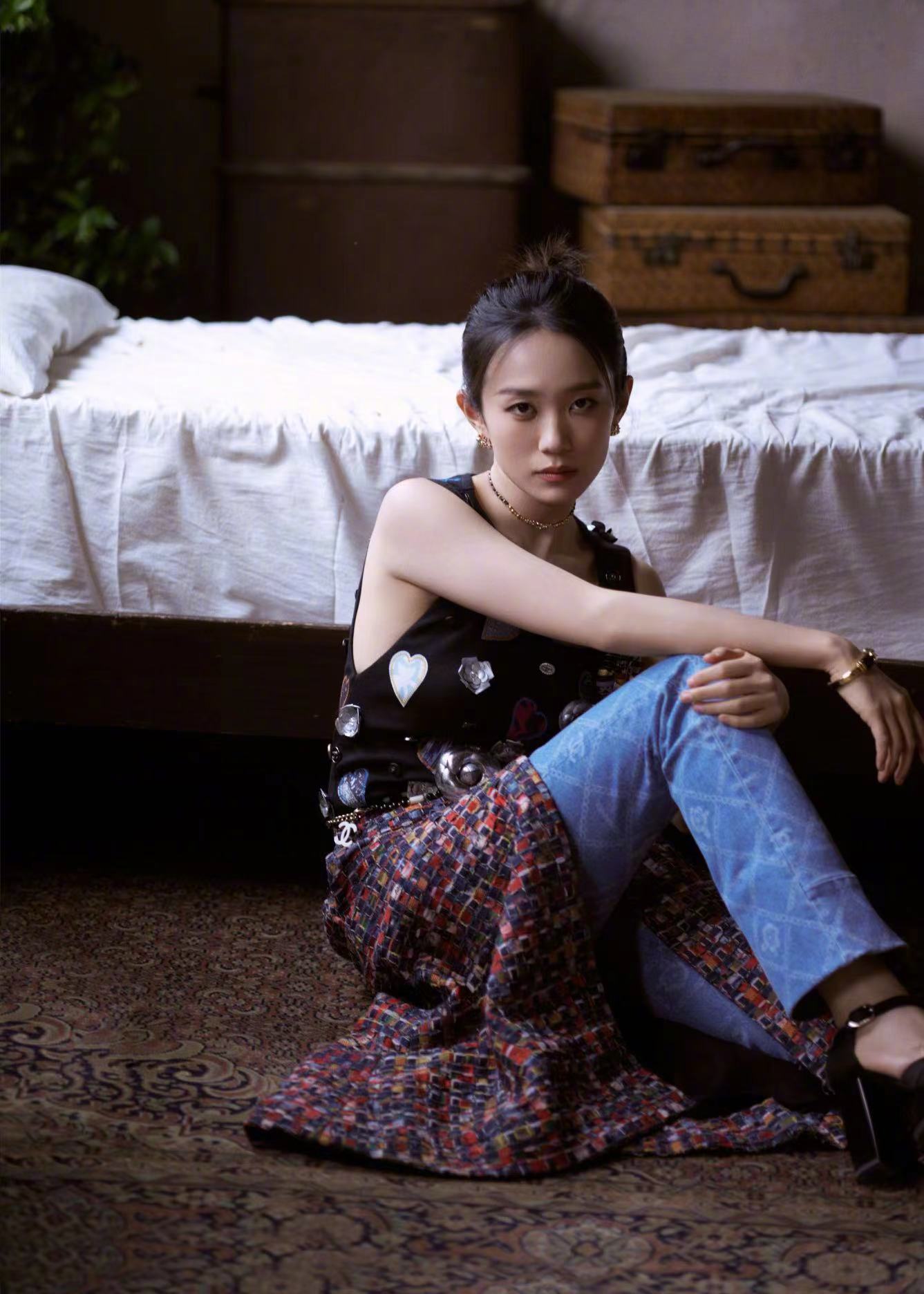 黄尧身穿CHANEL2023“香奈儿-达喀尔”高级手工坊系列__财经头条
