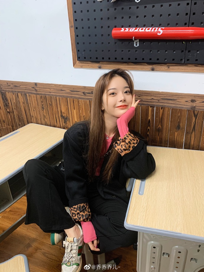 2/ 6美女网红模特乔乔乔儿迷人写真美照1/ 6美女网红模特乔乔乔儿迷人