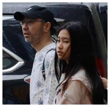 13岁的刘思乐长相和父亲刘仪伟相似,上过几次节目,在节目中的表现很好