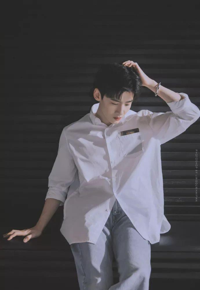 白敬亭不愧是球鞋爱好者,西装也能穿出运动风,这男人是真帅