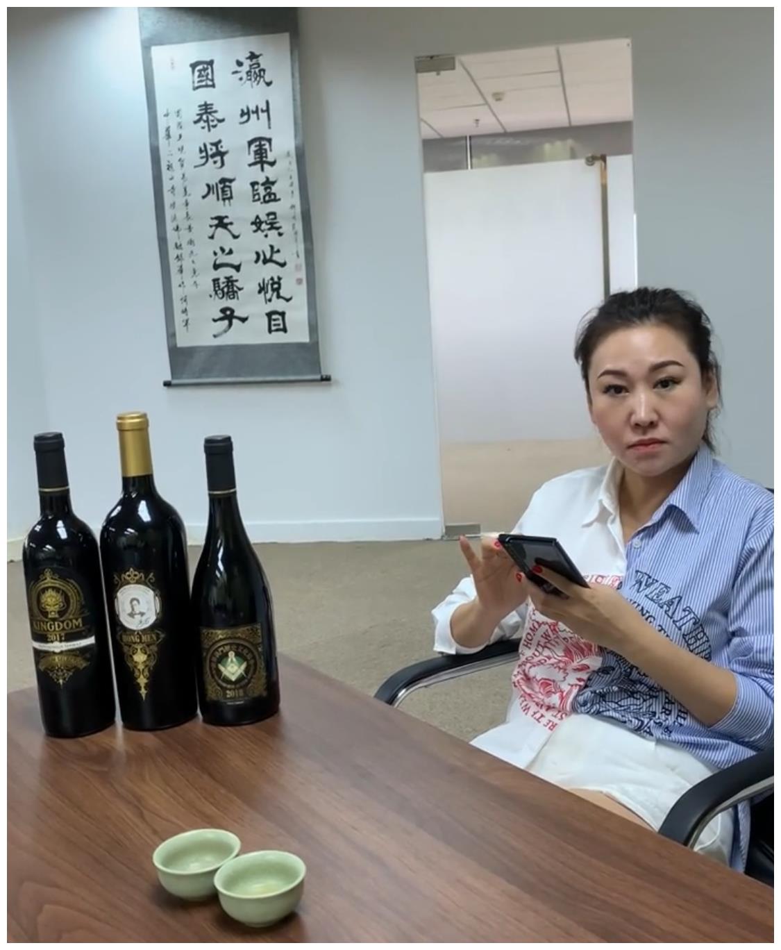 发布的一些视频中不难看出,崩牙驹出席一些场合的时候都会带着叶嘉怡