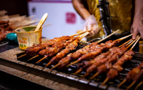 90后小伙摆烧烤摊,"让顾客自己烤",一个月收33万,简单可复制