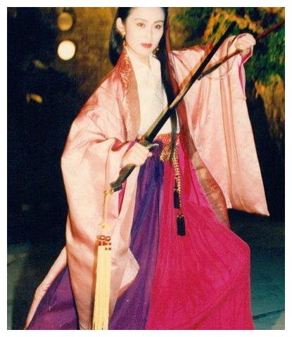 张敏饰演的这个角色绰号大风骚,美艳明朗,色艺双绝