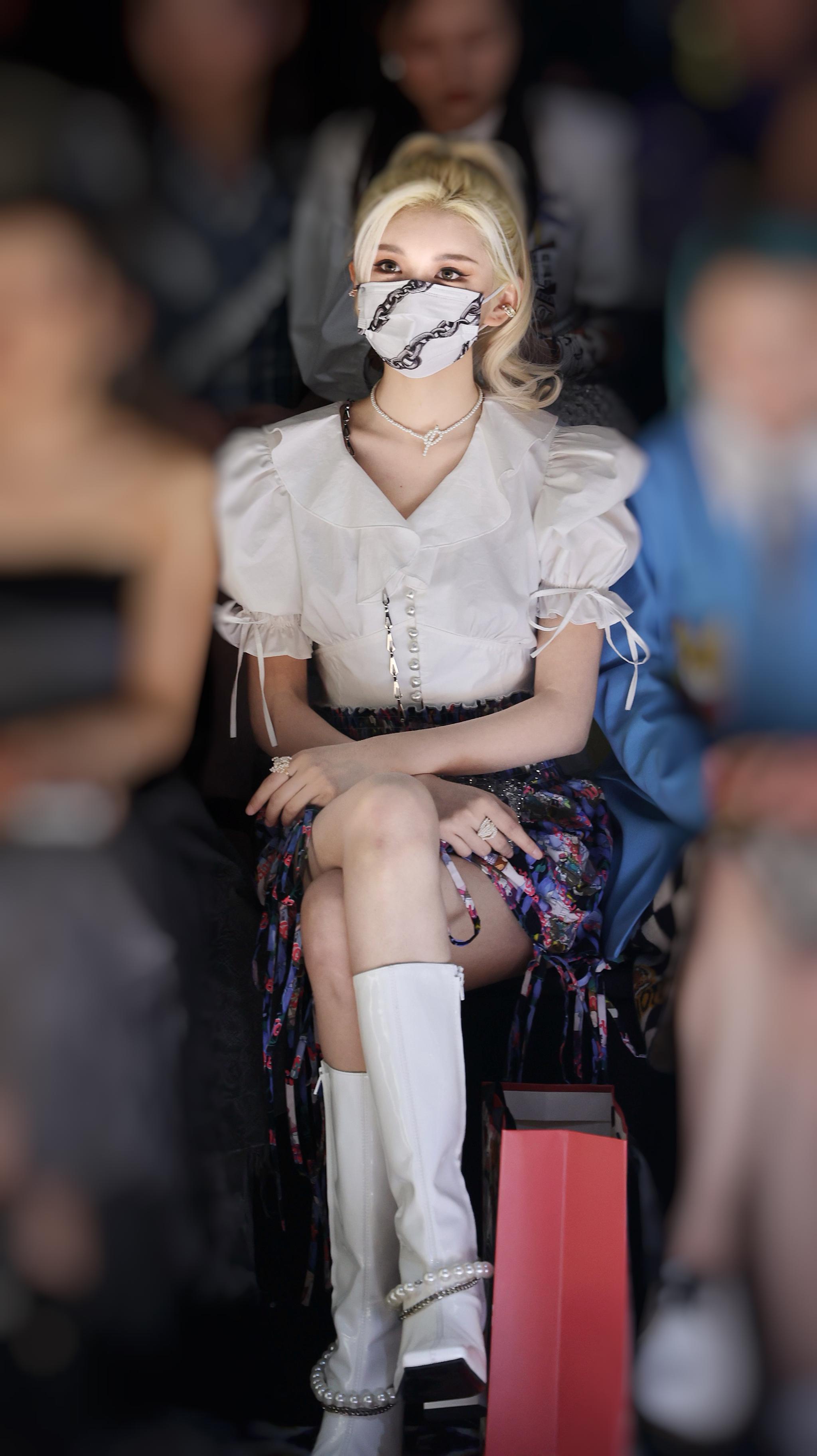 天才小火龙亮相上海时装周 穿搭时尚堪称"人形种草机"__财经头条