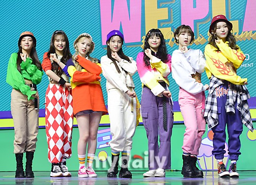 韩国女团weekly第三张迷你专辑《we play》发布会