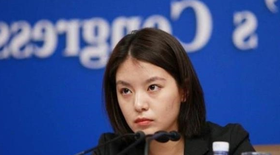 她是中国“第一美女”翻译官,从没见她笑过,一翻眼会场顿时安静|外交学院|张京|美女_新浪新闻