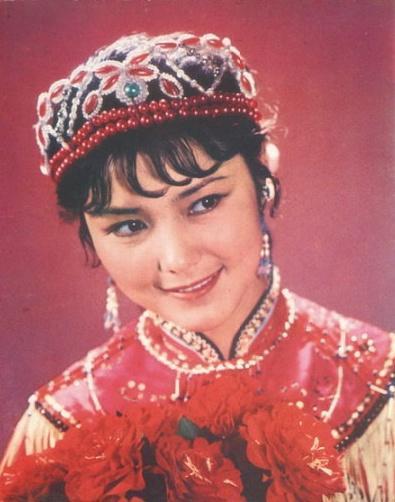 她让人记忆犹新的"红牡丹",《还珠格格》皇后,今64岁依旧美丽