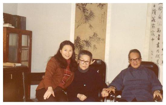 1973年邻居无理取闹还对钱媛施暴，母亲杨绛也被拎起来摔在了地上休闲区蓝鸢梦想 - Www.slyday.coM