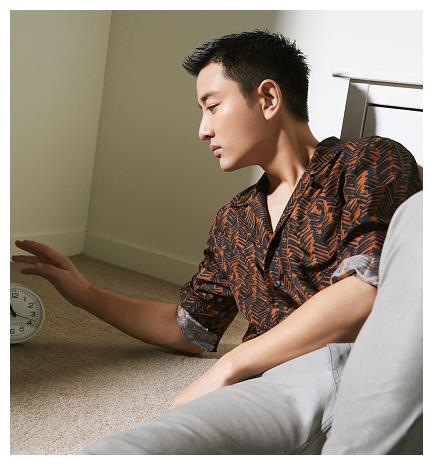 李小璐费力扛娃陪玩,贾乃亮沉迷健身练肌肉,网友:抚养权判得对