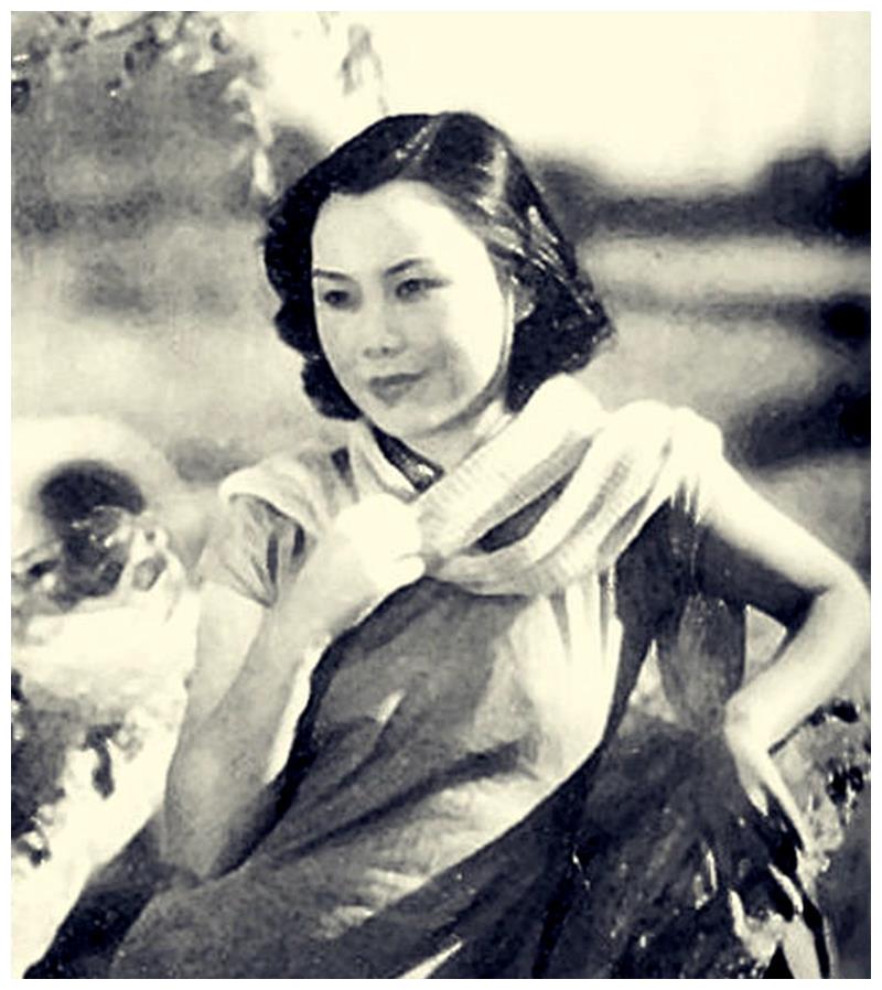 父亲曾是清末举人,是著名女作家杨沫的妹妹.