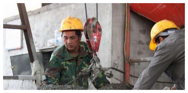 幼儿园家长会爸爸穿着脏兮兮的工作服被家长偷拍网友炸锅了