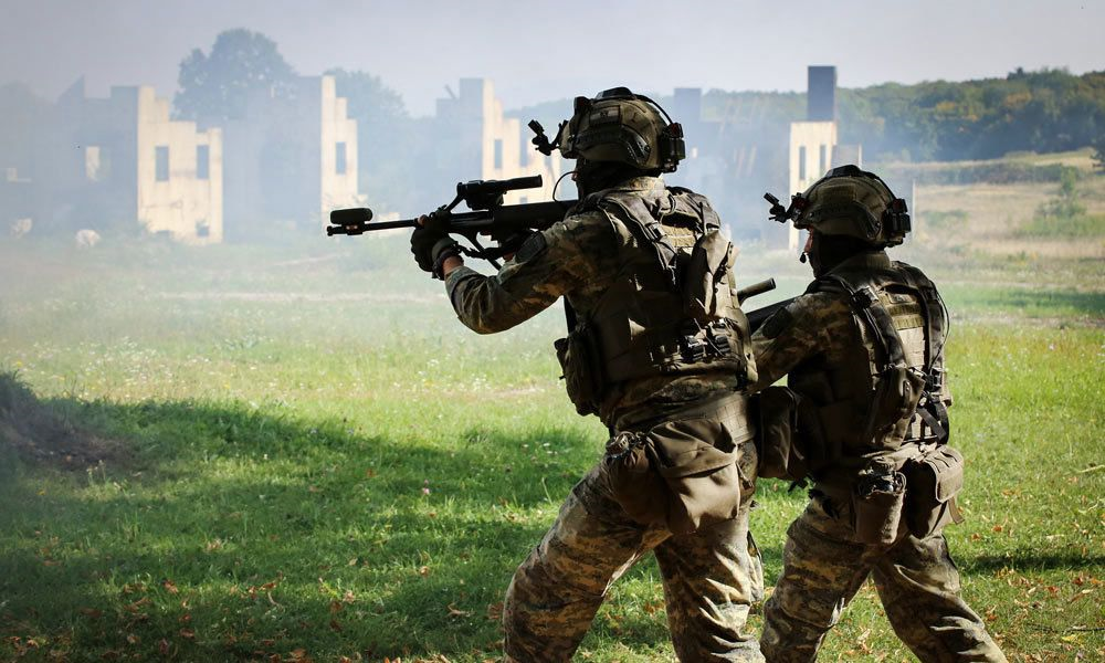 奥地利陆军精锐部队进行城镇作战演习 烟雾手榴弹发挥重要的作用_高清