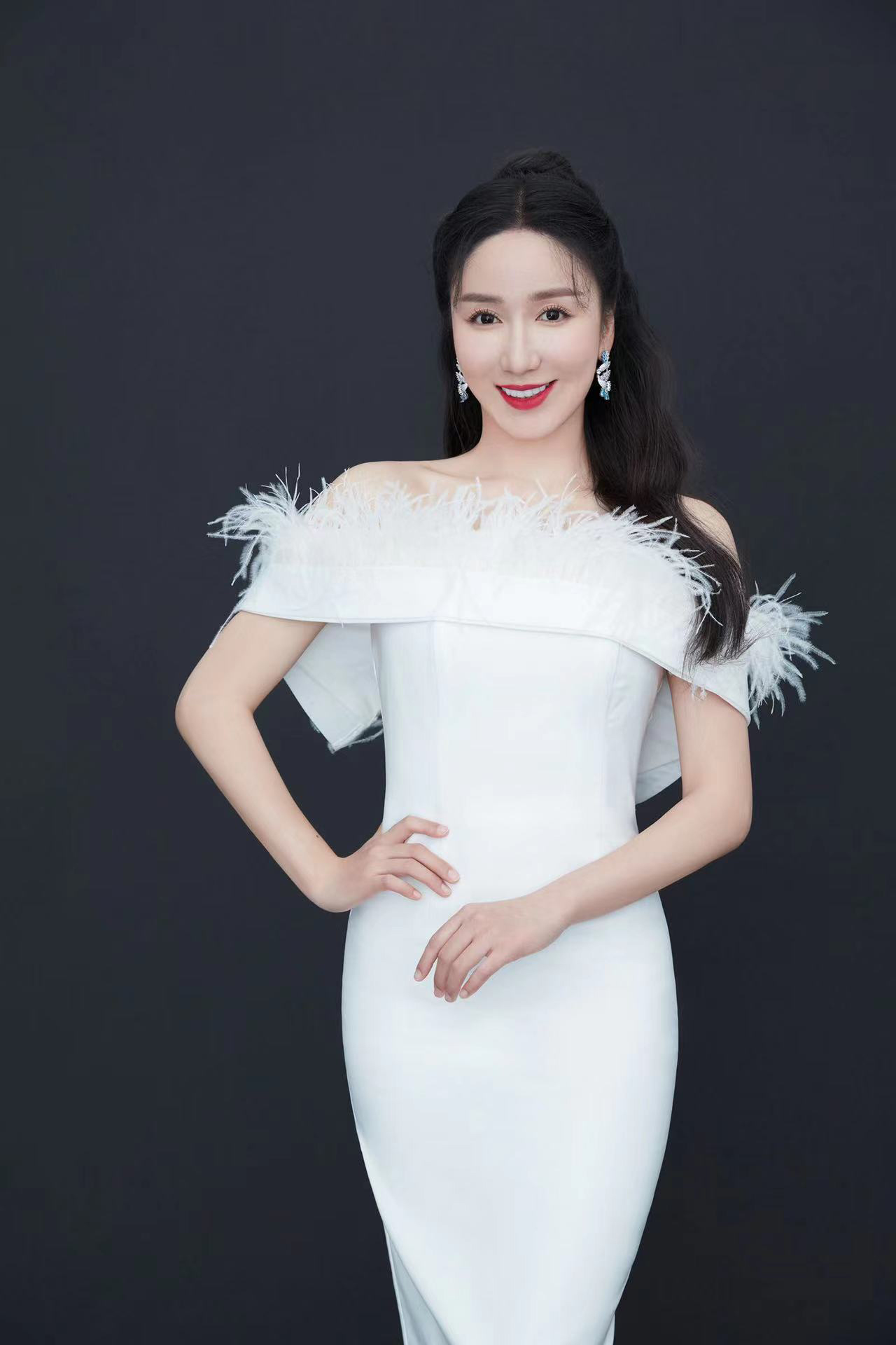 娄艺潇流苏抹胸裙写真大片梦幻优雅诠释东方美韵