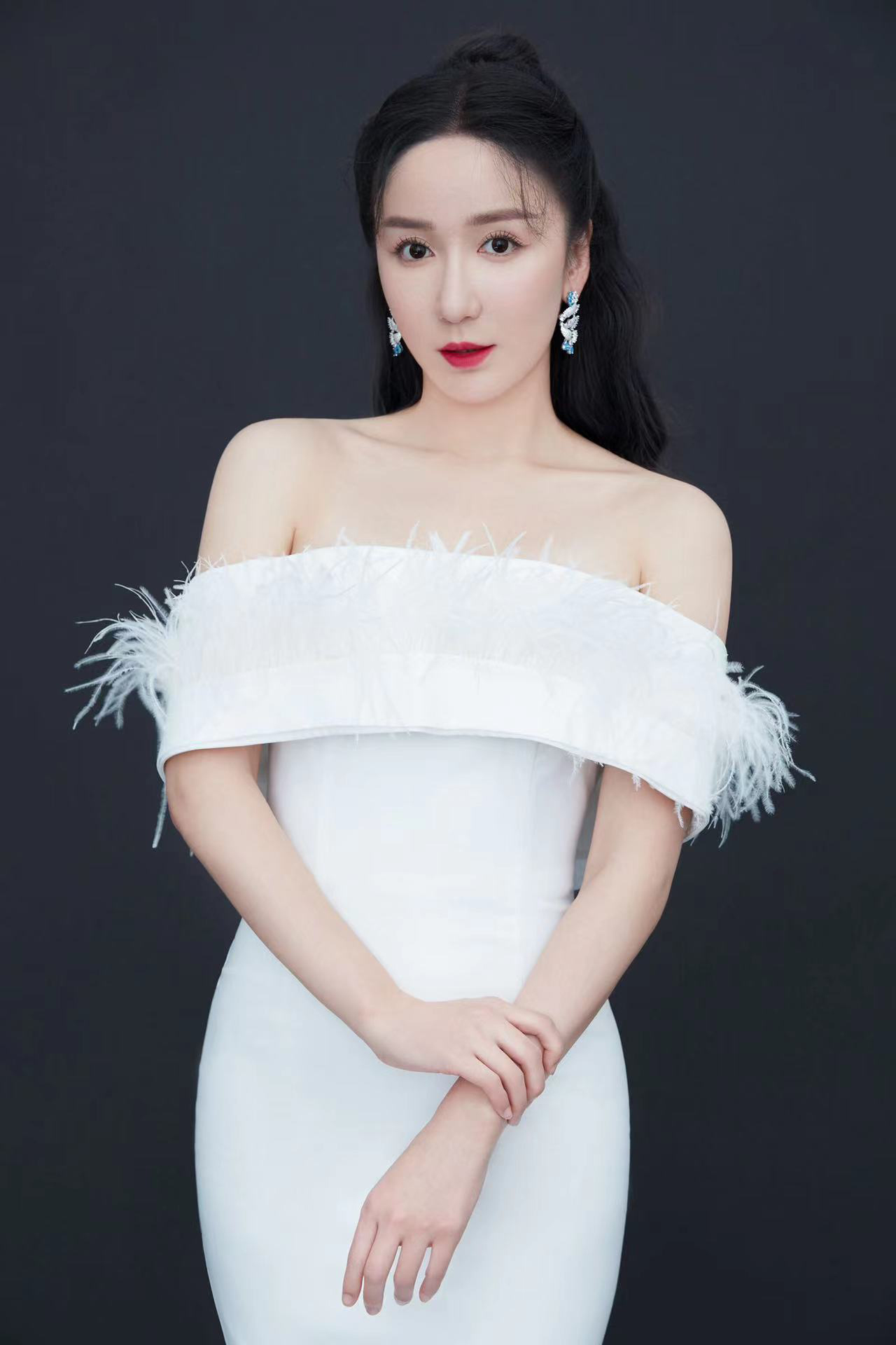 娄艺潇流苏抹胸裙写真大片梦幻优雅诠释东方美韵