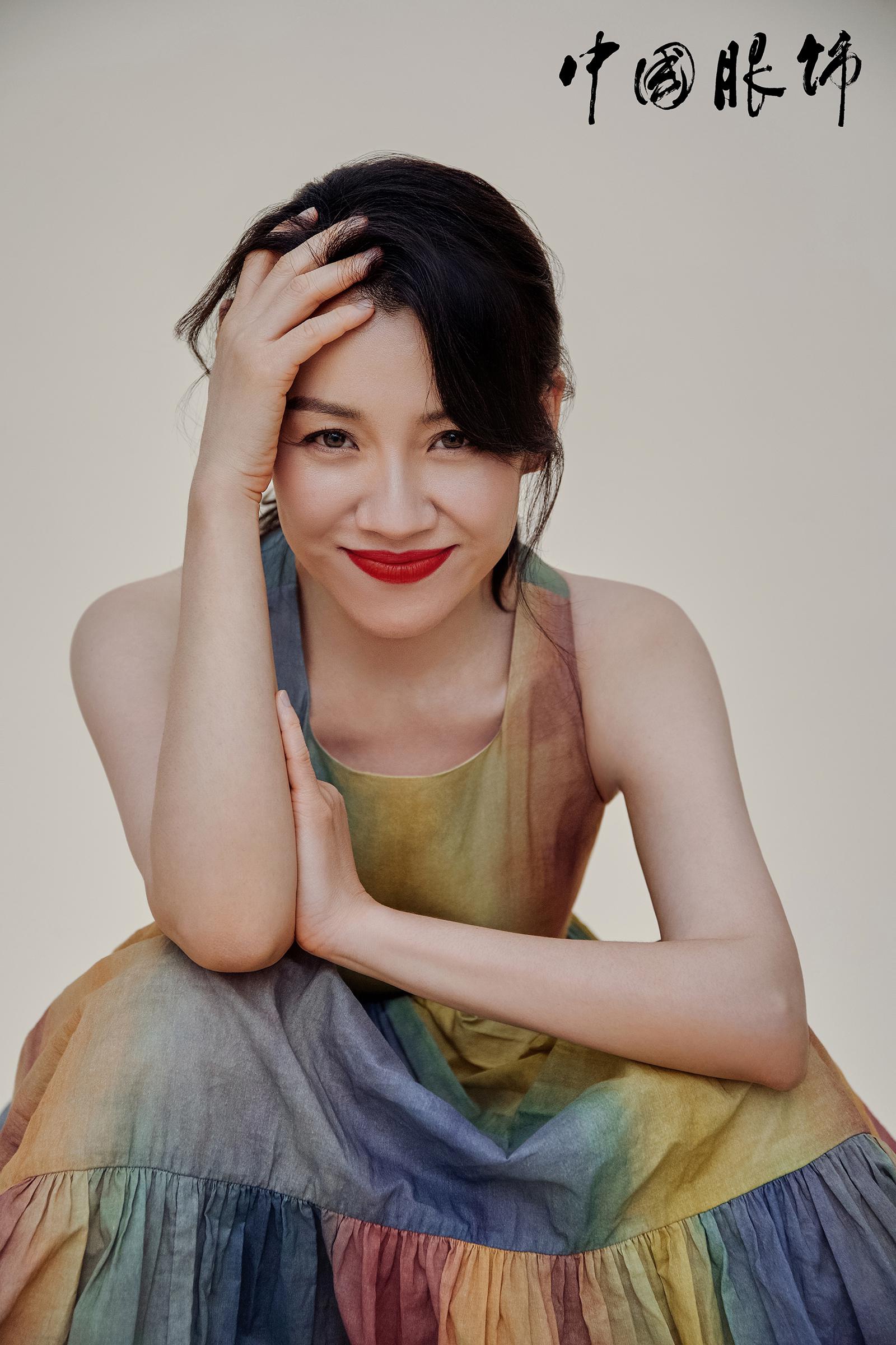 刘琳封面大片演绎夏日清爽 优雅与潇洒无缝转换