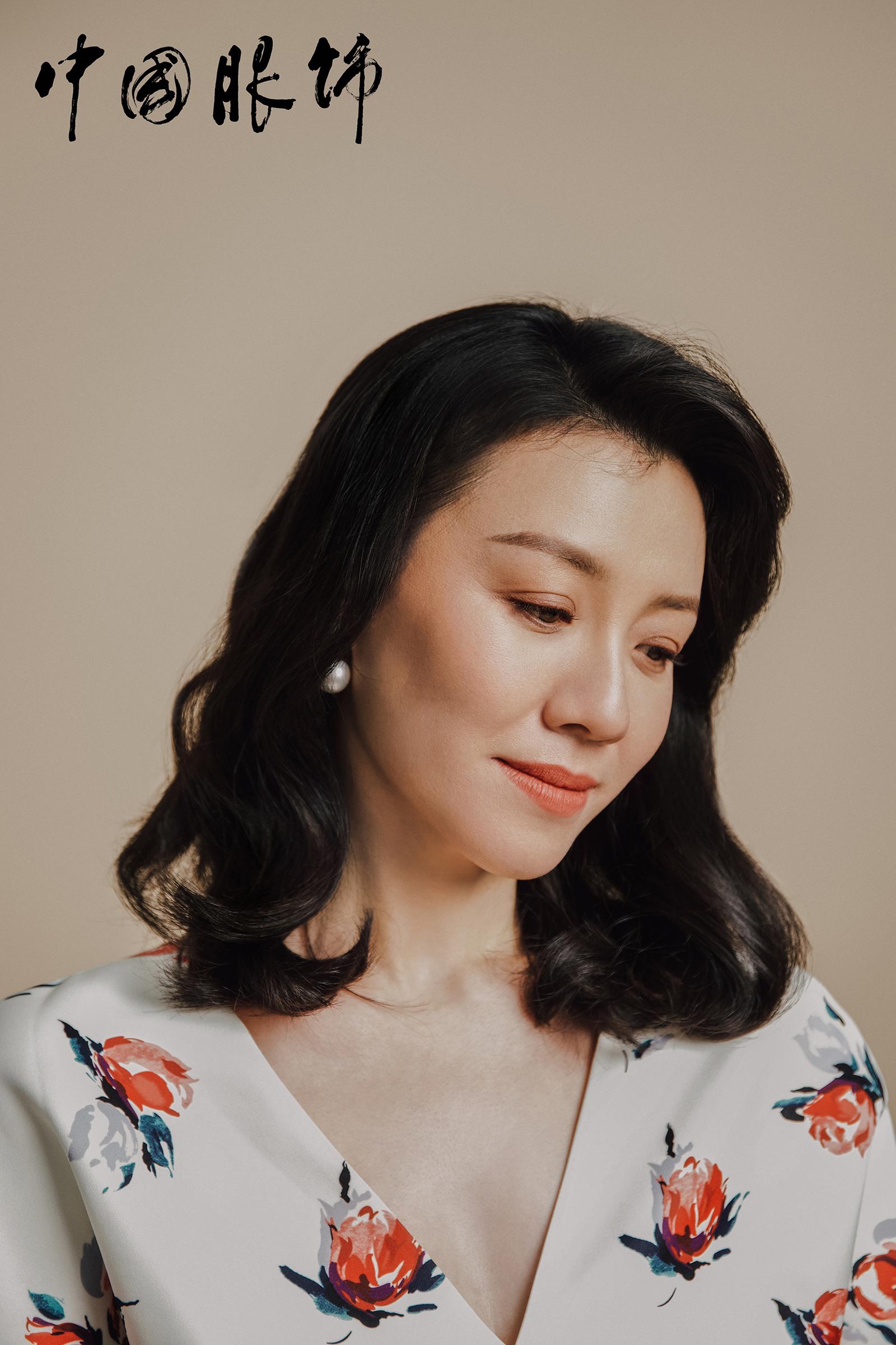 刘琳封面大片演绎夏日清爽 优雅与潇洒无缝转换