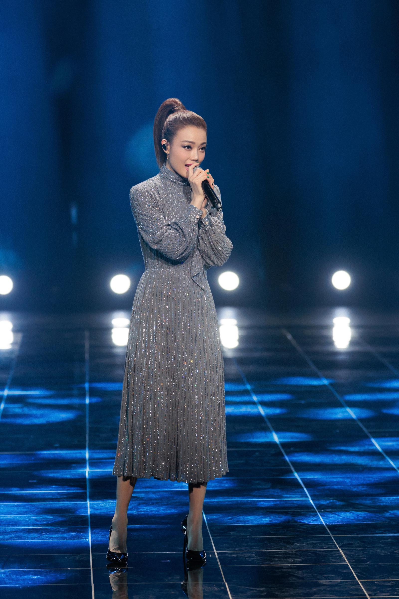 容祖儿亮相百花迎春春节大联欢演唱爱在这里祈愿北京冬奥