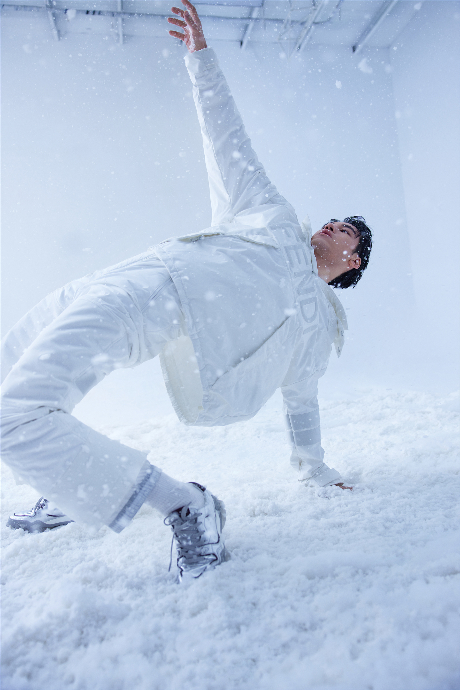 男明星滑雪服穿搭盘点一起来欣赏男明星们的滑雪服时尚穿搭吧