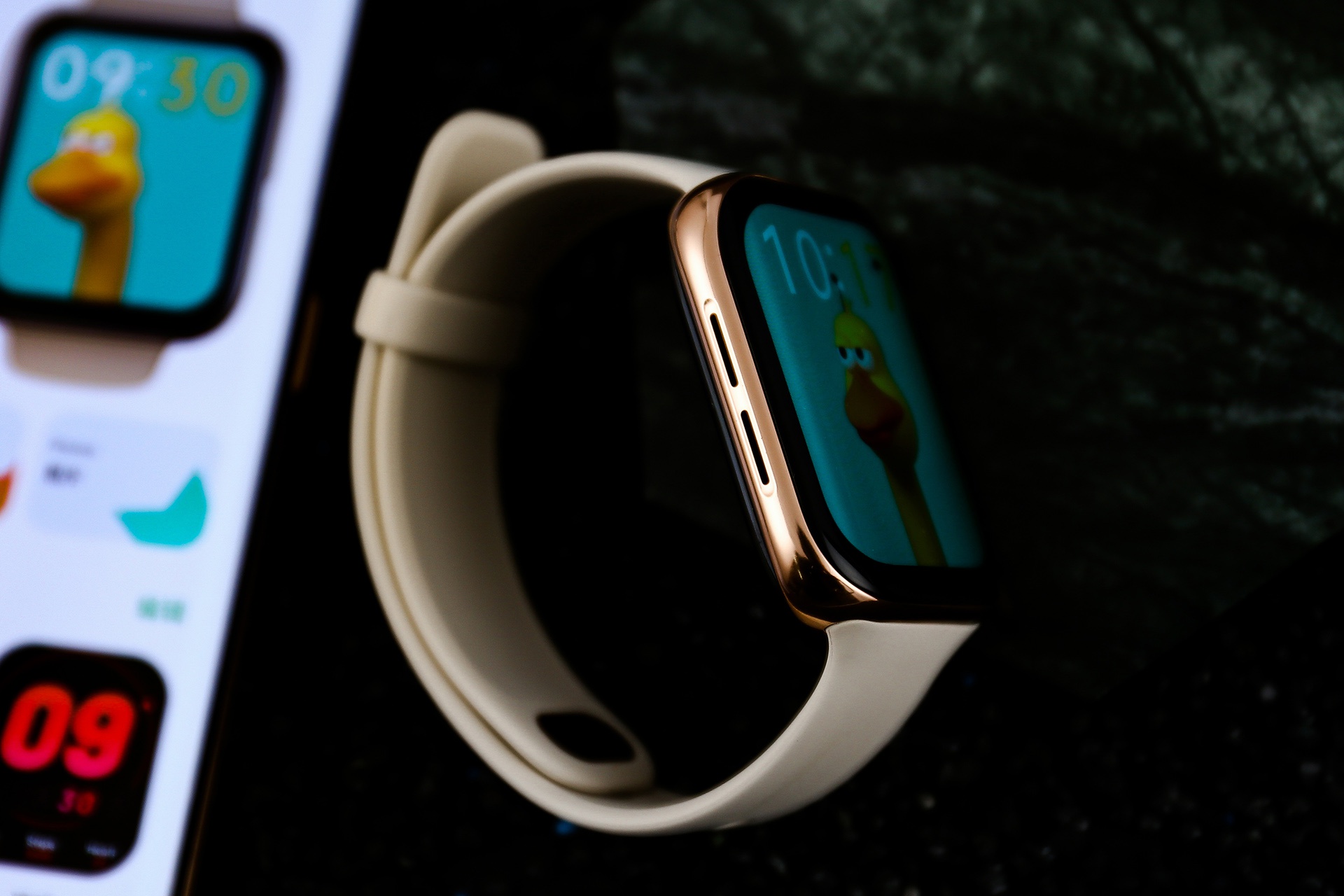 手腕上的mini手机oppowatch粉金配色图赏