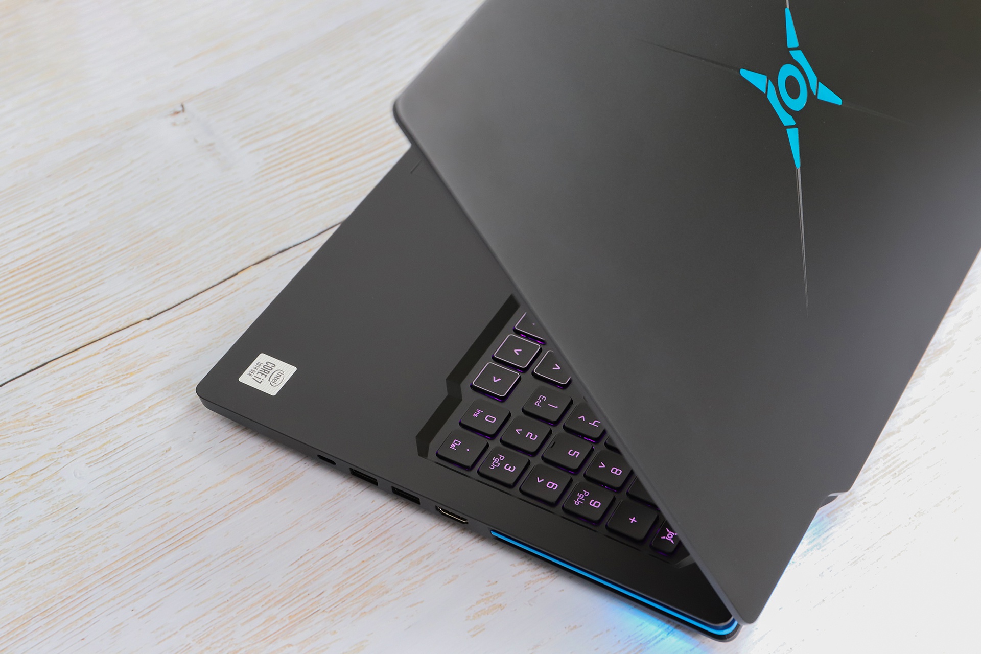 纤薄机身,性能强劲 荣耀猎人游戏本v700图赏