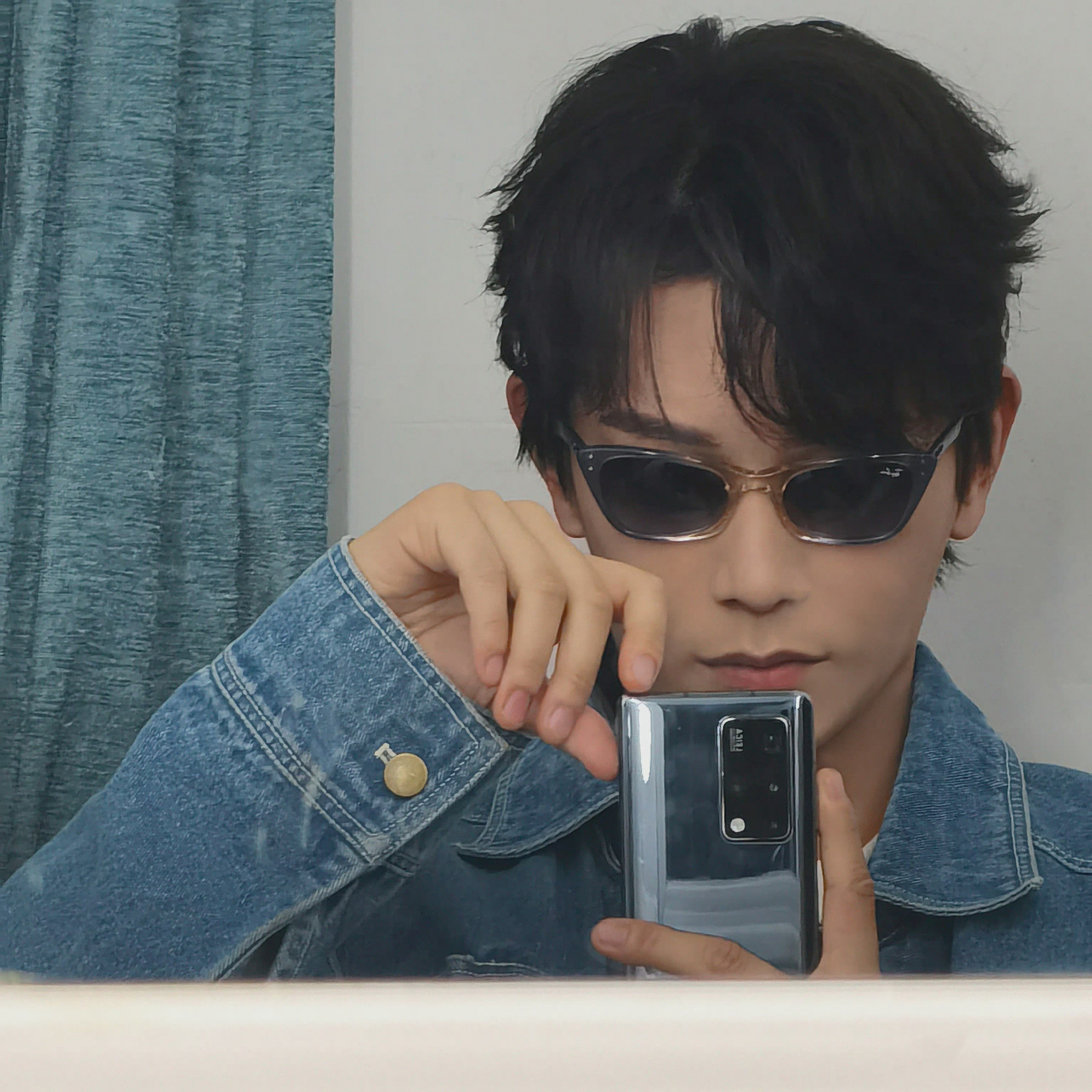 丁禹兮分享四宫格对镜自拍,身穿牛仔外套搭配别致墨镜_高清图集_新浪