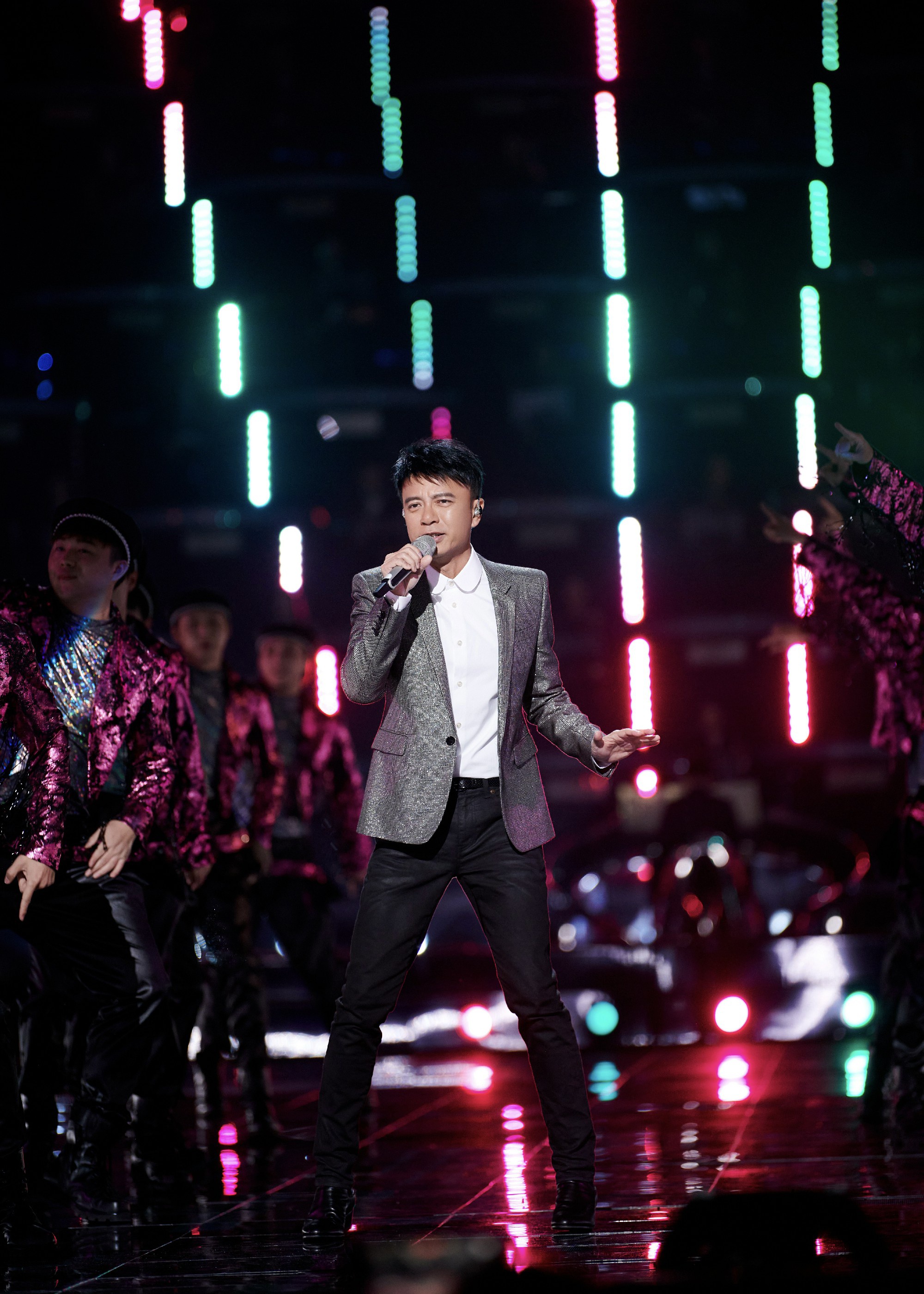 李克勤跨年演唱会演绎《护花使者》 夺得江苏卫视收视率最高节目