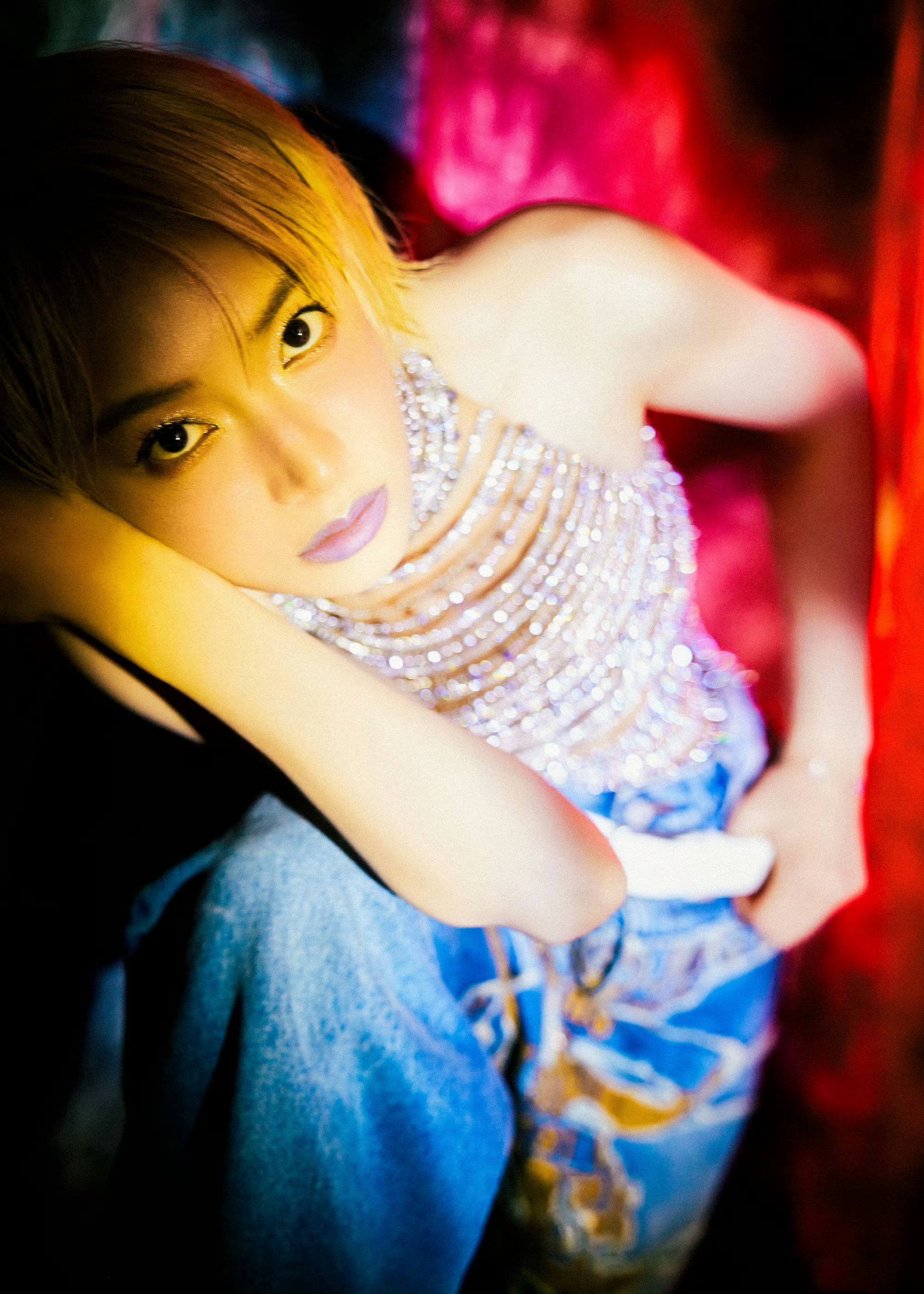 宋茜亮相QQ音乐超级巅峰之夜，金色短发搭配Tony Ward定制礼裙